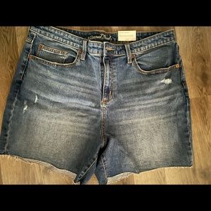 Universal Threads Jean Shorts. Sz 16 NWT